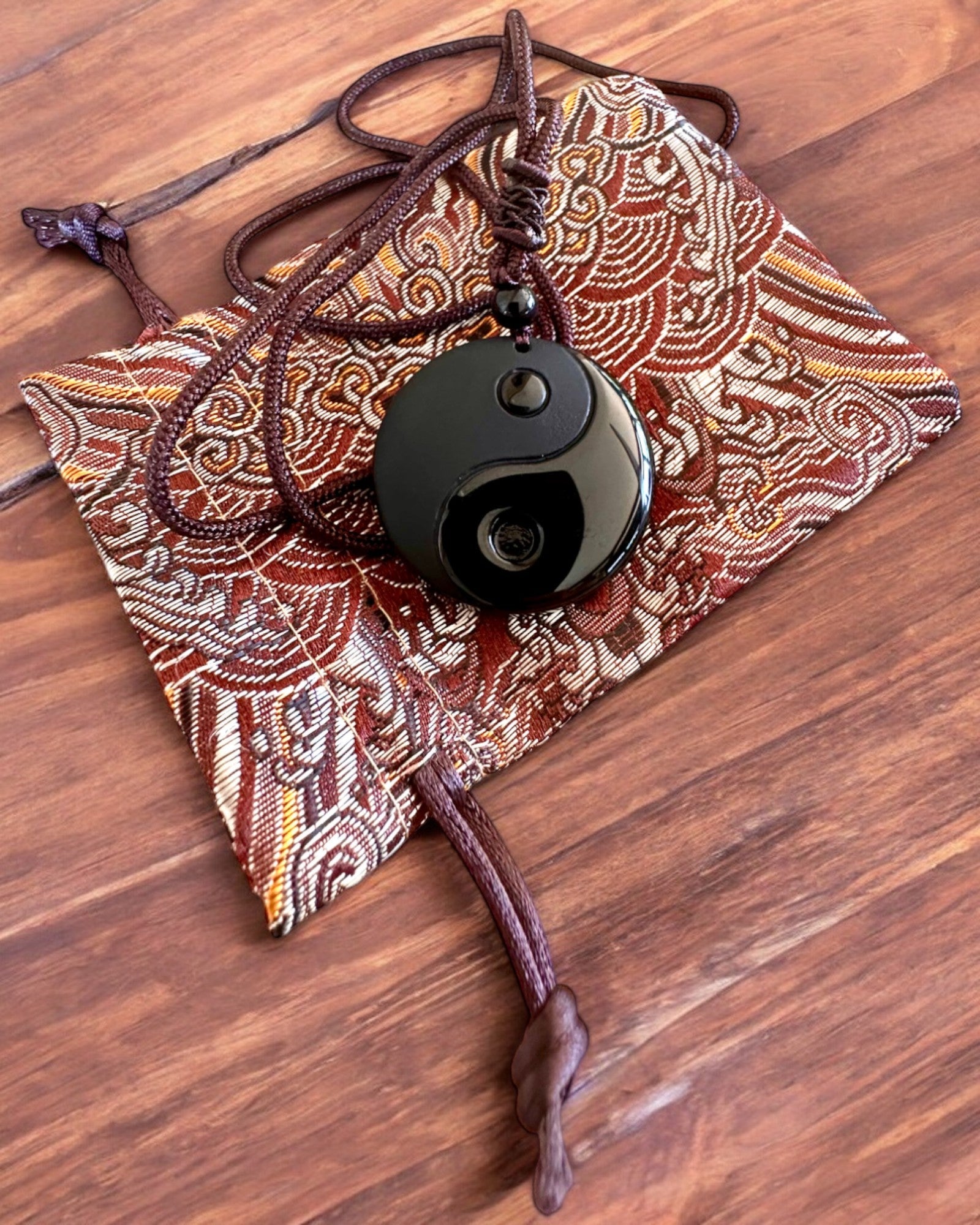 Boho náhrdelník z obsidiánu Yin Yang Tai Chi, možnosť personalizácie gravírovaním na darček