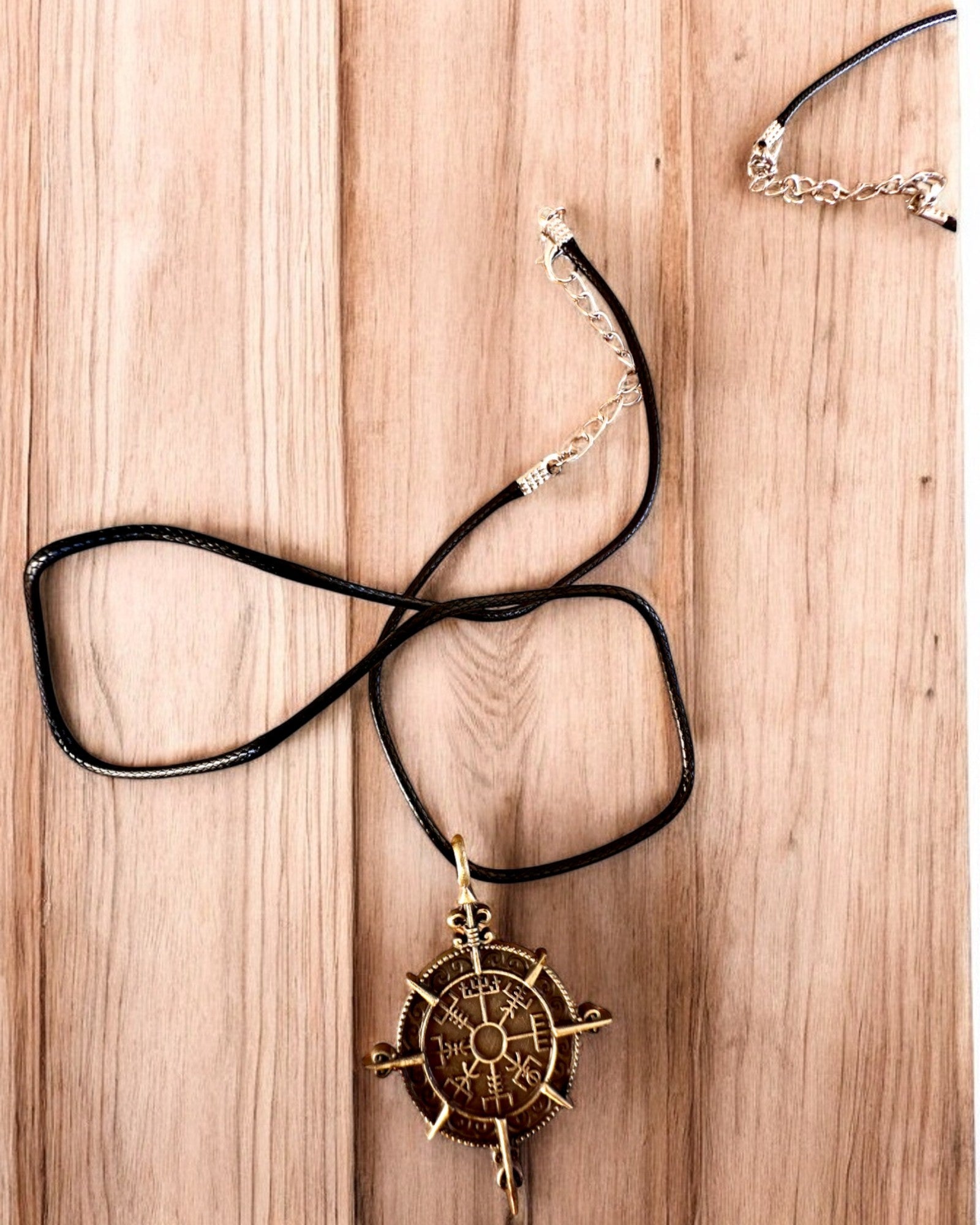 Amulet "Wojownik Północy" - Kompas Vikinga, možnosť personalizácie gravírovaním na darček, 2 varianty na výber