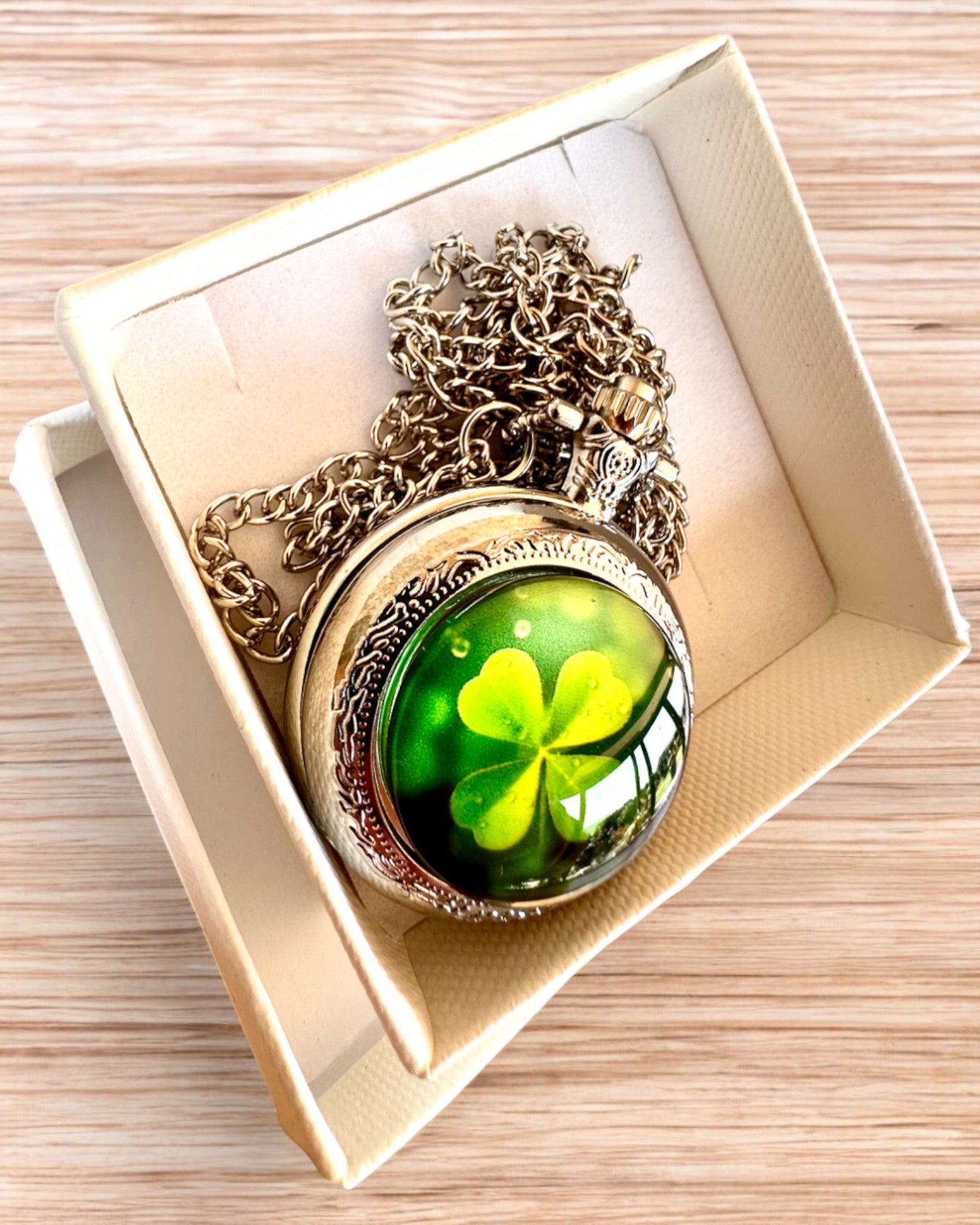 Vreckové hodinky "CloverTime" s motívom štvorlístka, možnosť personalizácie gravírovaním na darček