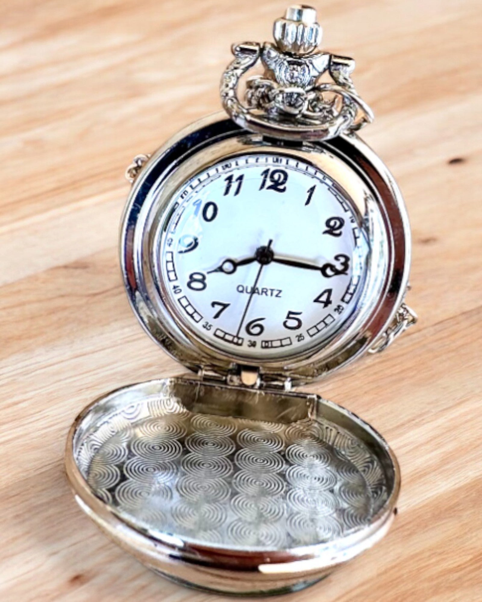 Vreckové hodinky "CloverTime" s motívom štvorlístka, možnosť personalizácie gravírovaním na darček