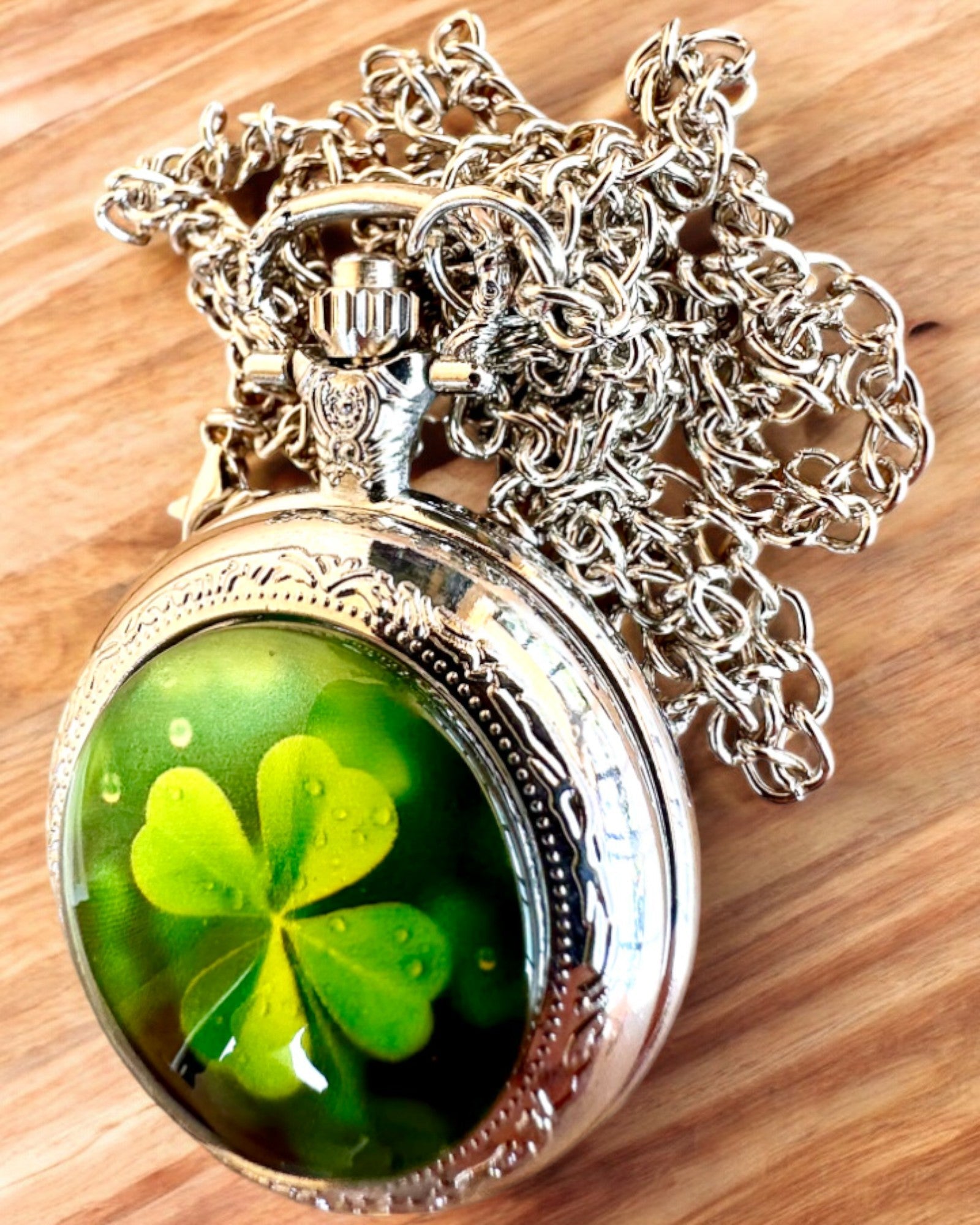 Vreckové hodinky "CloverTime" s motívom štvorlístka, možnosť personalizácie gravírovaním na darček