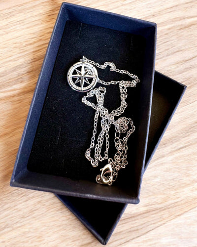 Strieborný náhrdelník s malým symbolom - kompasom „Cestovateľa“, možnosť personalizácie gravírovaním na darček