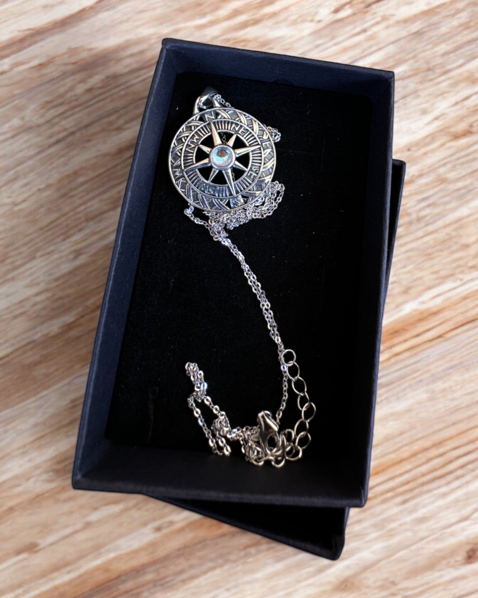 Amulet Astrálnej Cesty – Strieborný Náhrdelník s Gravírovaním, personalizácia na darček