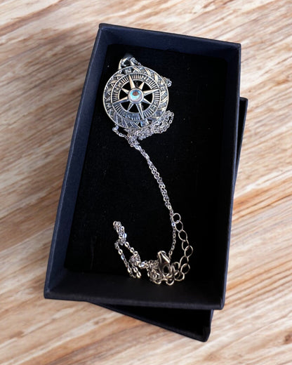 Amulet Astrálnej Cesty – Strieborný Náhrdelník s Gravírovaním, personalizácia na darček