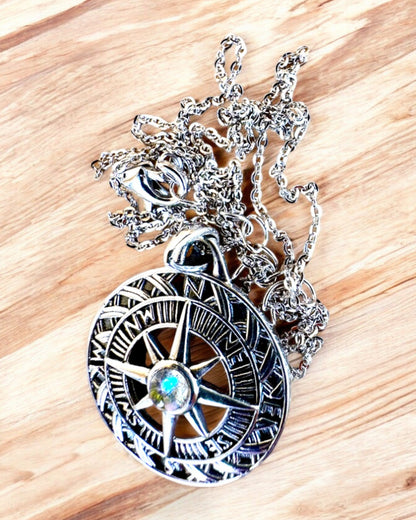 Amulet Astrálnej Cesty – Strieborný Náhrdelník s Gravírovaním, personalizácia na darček