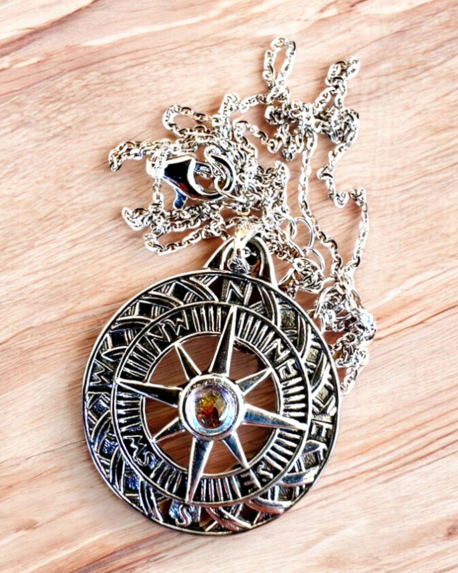 Amulet Astrálnej Cesty – Strieborný Náhrdelník s Gravírovaním, personalizácia na darček
