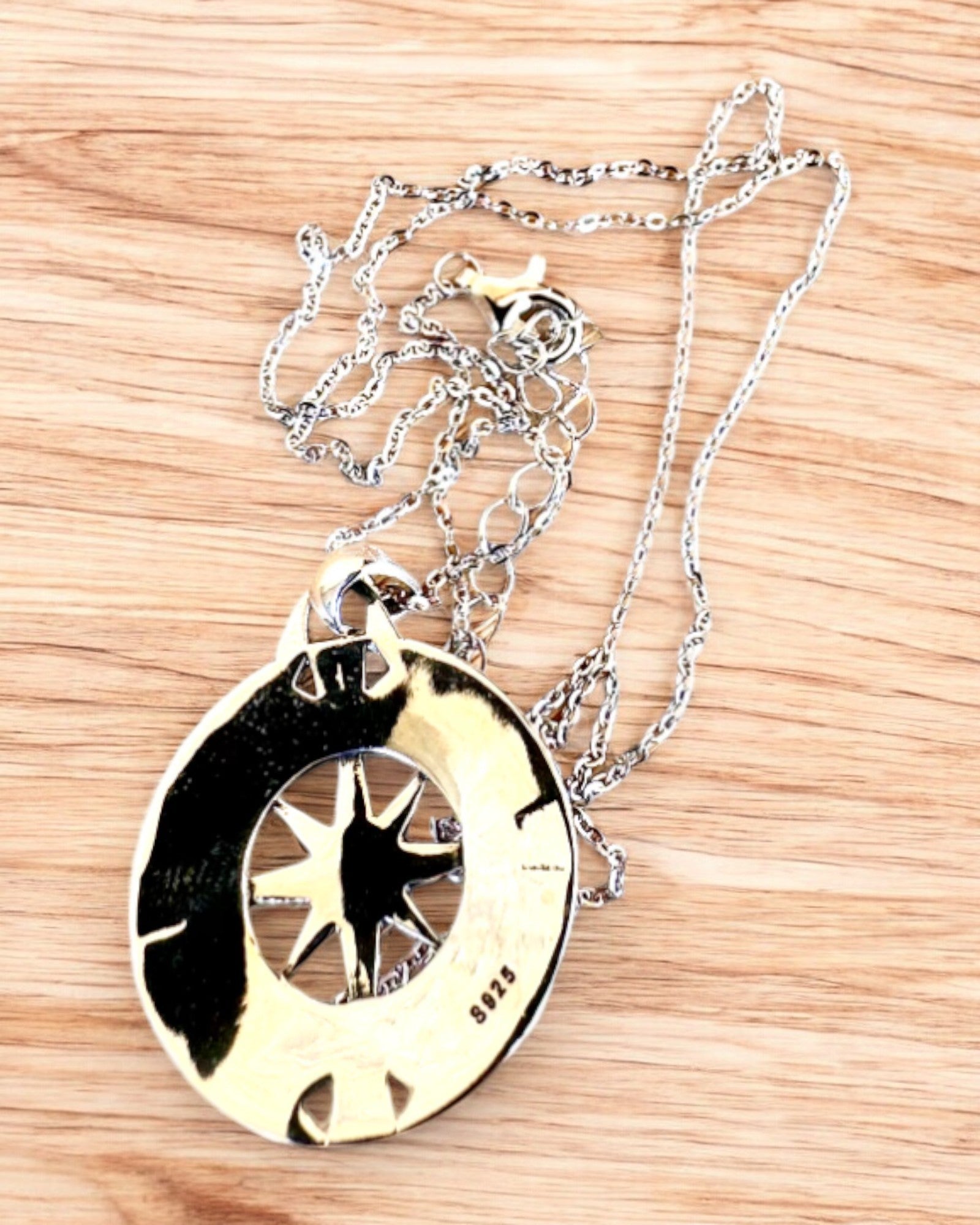 Amulet Astrálnej Cesty – Strieborný Náhrdelník s Gravírovaním, personalizácia na darček