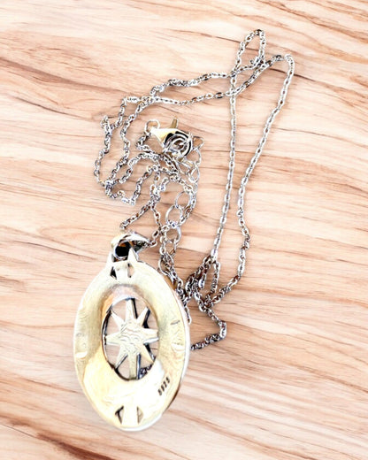 Amulet Astrálnej Cesty – Strieborný Náhrdelník s Gravírovaním, personalizácia na darček