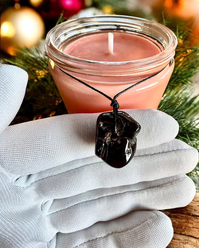 Intenčná sójová sviečka 250 ml s prírodným kameňom – vyberte si svoju energiu: citrín alebo granát, personalizácia gravírovaním na darček