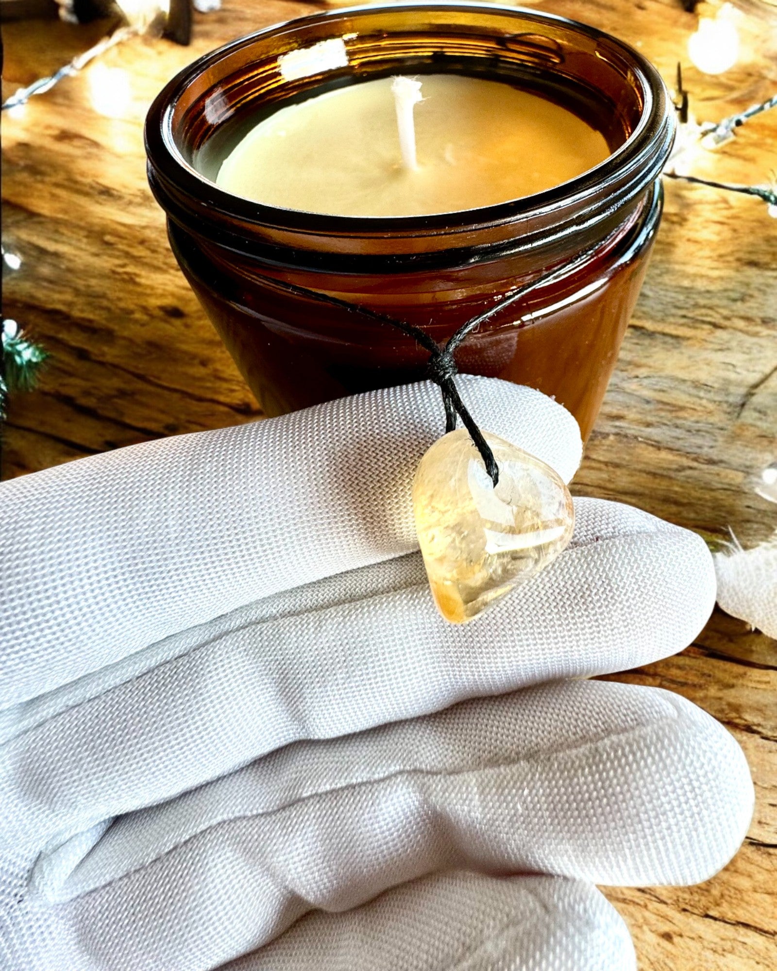 Świeca sojowa intencyjna  250 ml z naturalnym kamieniem – wybierz swoją energię: Cytryn lub Granat, personalizacja grawerem na prezent