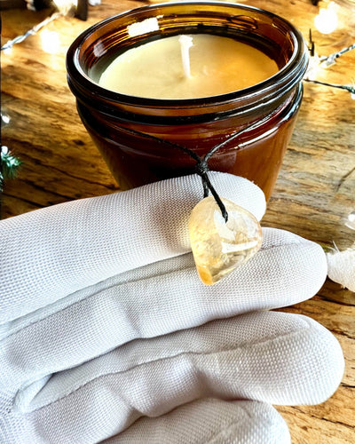 Intenčná sójová sviečka 250 ml s prírodným kameňom – vyberte si svoju energiu: citrín alebo granát, personalizácia gravírovaním na darček