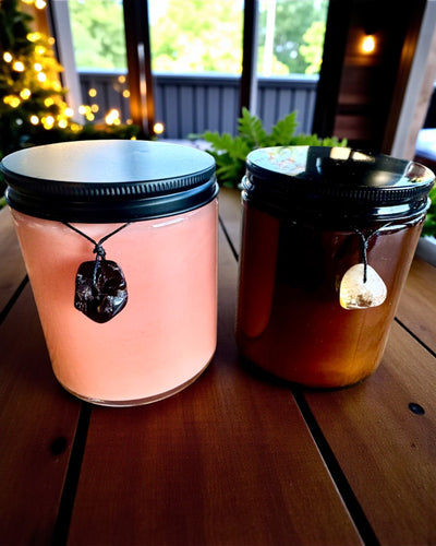 Intenčná sójová sviečka 250 ml s prírodným kameňom – vyberte si svoju energiu: citrín alebo granát, personalizácia gravírovaním na darček