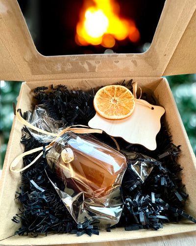 Intenčná sójová sviečka 250 ml s prírodným kameňom – vyberte si svoju energiu: citrín alebo granát, personalizácia gravírovaním na darček