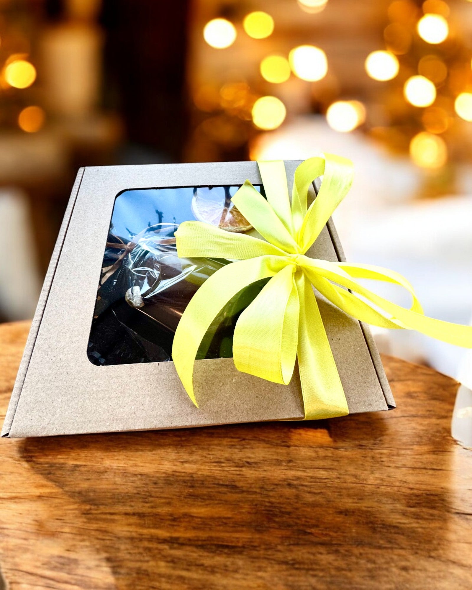 Świeca sojowa intencyjna  250 ml z naturalnym kamieniem – wybierz swoją energię: Cytryn lub Granat, personalizacja grawerem na prezent