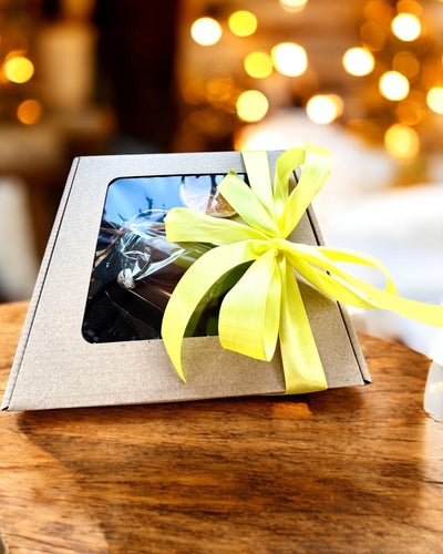 Intenčná sójová sviečka 250 ml s prírodným kameňom – vyberte si svoju energiu: citrín alebo granát, personalizácia gravírovaním na darček