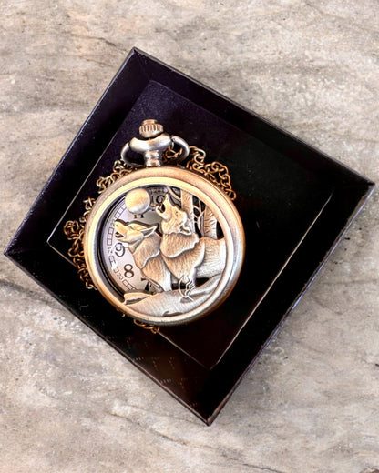 „Luna Wolf” – Štýlové vreckové hodinky s vlkmi, možnosť personalizácie gravírovaním na darček