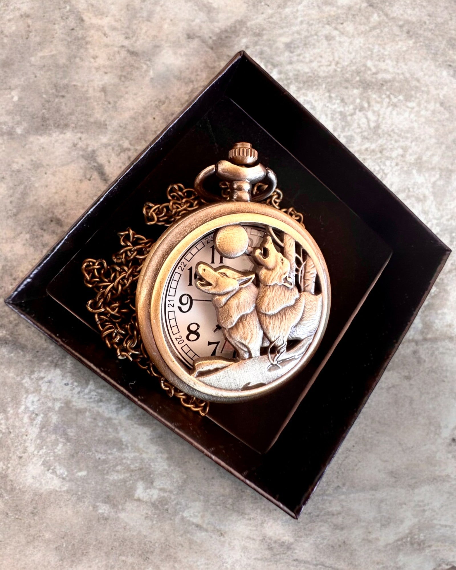 „Luna Wolf” – Štýlové vreckové hodinky s vlkmi, možnosť personalizácie gravírovaním na darček