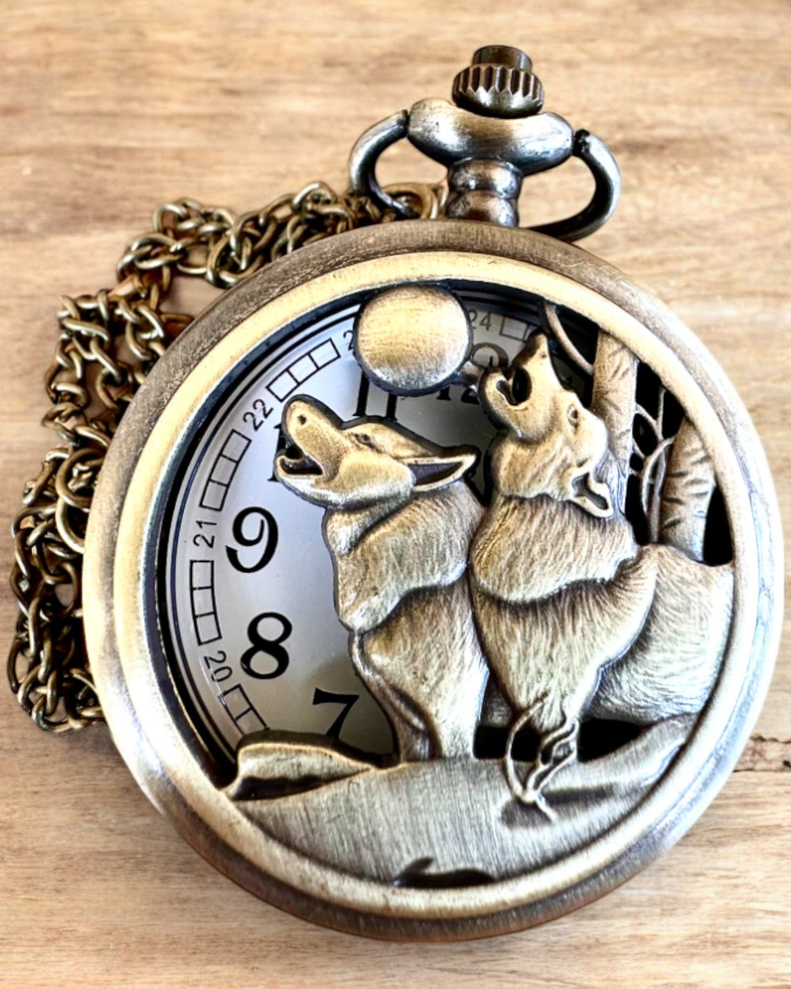 „Luna Wolf” – Štýlové vreckové hodinky s vlkmi, možnosť personalizácie gravírovaním na darček