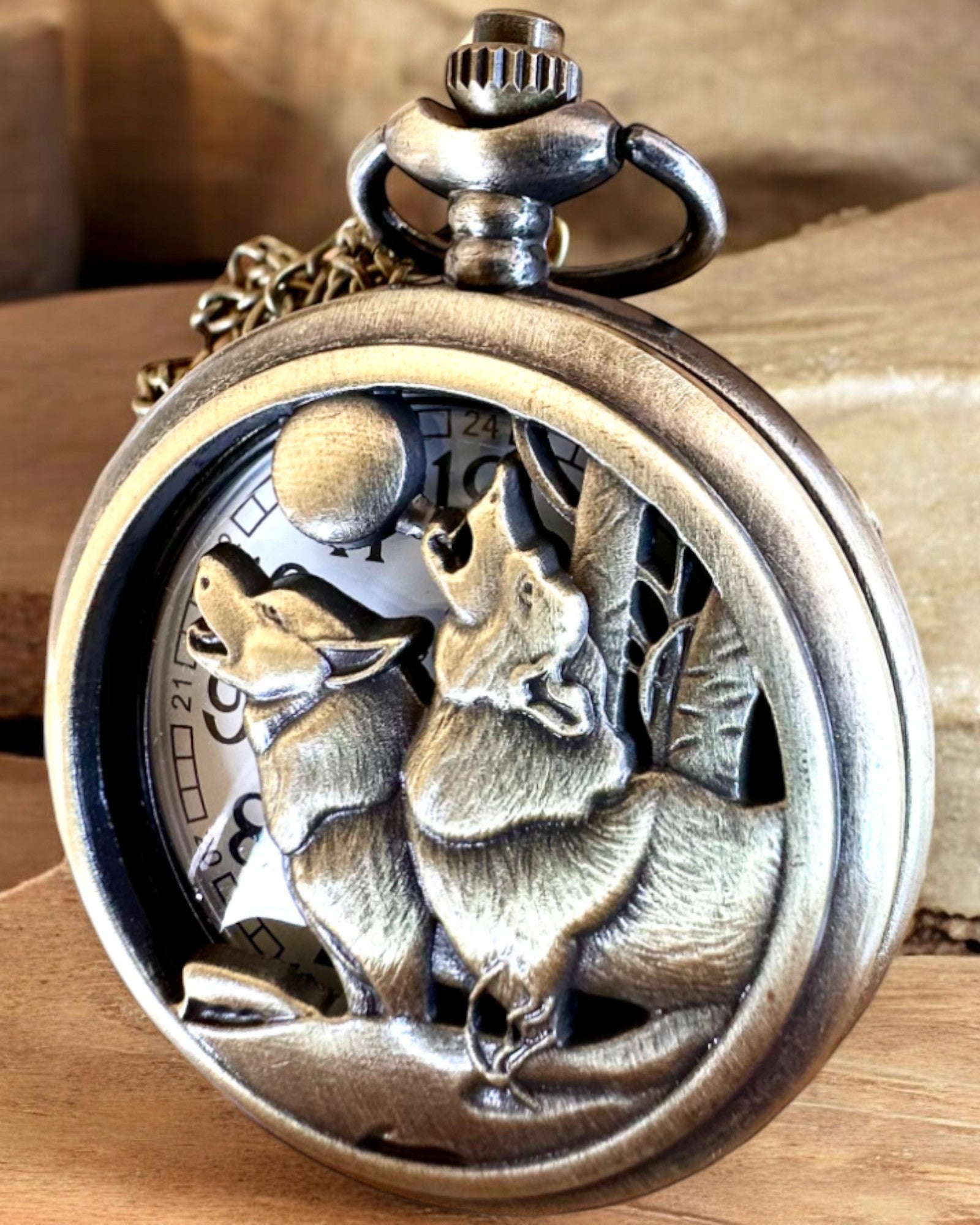 „Luna Wolf” – Štýlové vreckové hodinky s vlkmi, možnosť personalizácie gravírovaním na darček