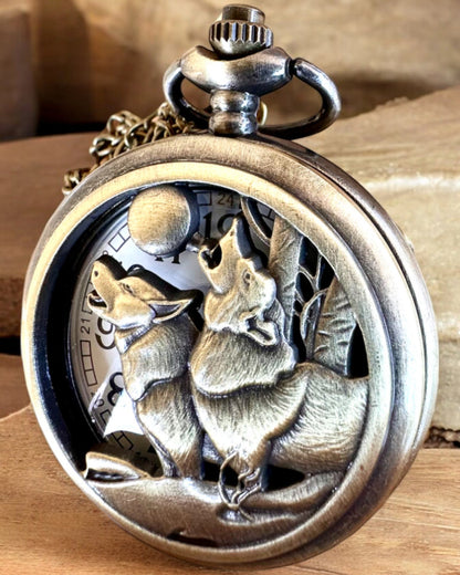 „Luna Wolf” – Štýlové vreckové hodinky s vlkmi, možnosť personalizácie gravírovaním na darček