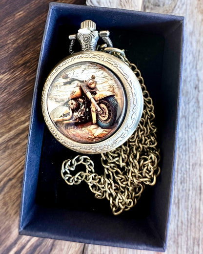 Retro vreckové hodinky "Motocyklový štýl", možnosť personalizácie gravírovaním na darček