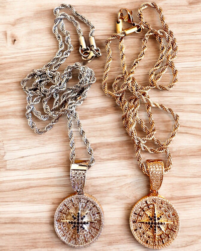 Náhrdelník s príveskom kompasu v štýle glamour s kryštálmi pre ženy a mužov - 2 varianty na výber, personalizácia gravírovaním ako darček