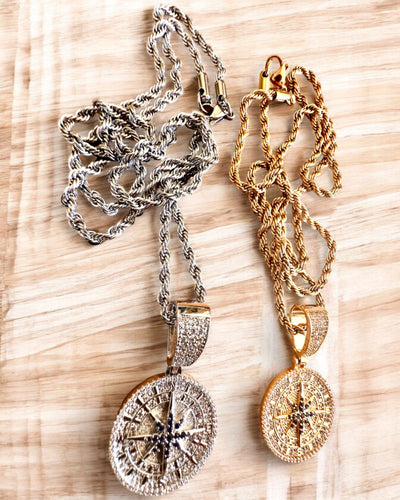 Náhrdelník s príveskom kompasu v štýle glamour s kryštálmi pre ženy a mužov - 2 varianty na výber, personalizácia gravírovaním ako darček