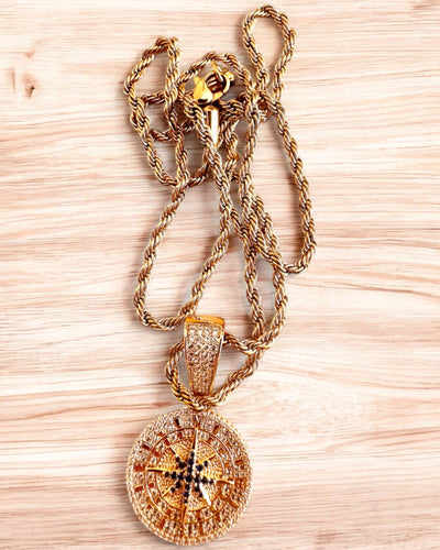 Náhrdelník s príveskom kompasu v štýle glamour s kryštálmi pre ženy a mužov - 2 varianty na výber, personalizácia gravírovaním ako darček