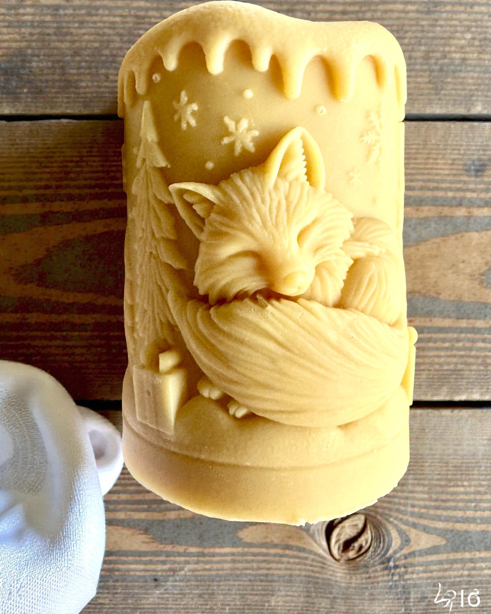 Sójová sviečka Zimná Lisička, výška 7,5 cm, ručne odlievaná sójová sviečka s roztomilou spiacou líštičkou, personalizovateľná gravírovaním na štítku