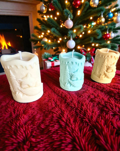 Sójová sviečka Zimná Lisička, výška 7,5 cm, ručne odlievaná sójová sviečka s roztomilou spiacou líštičkou, personalizovateľná gravírovaním na štítku