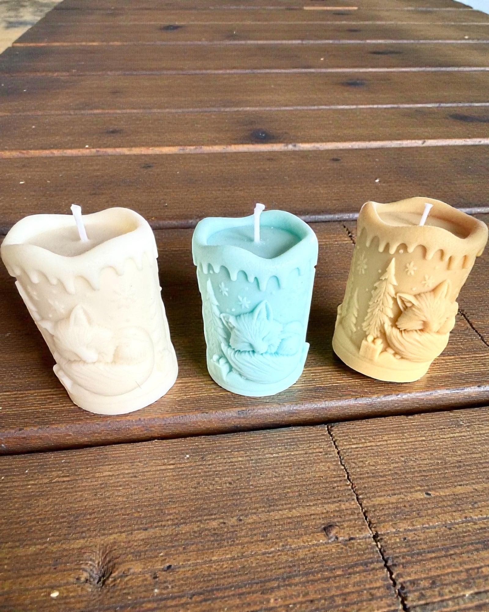 Sójová sviečka Zimná Lisička, výška 7,5 cm, ručne odlievaná sójová sviečka s roztomilou spiacou líštičkou, personalizovateľná gravírovaním na štítku