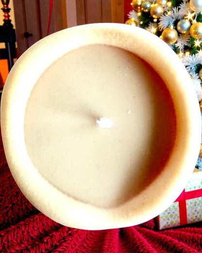 Sójová sviečka Zimná Lisička, výška 7,5 cm, ručne odlievaná sójová sviečka s roztomilou spiacou líštičkou, personalizovateľná gravírovaním na štítku