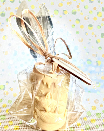 Sójová sviečka Zimná Lisička, výška 7,5 cm, ručne odlievaná sójová sviečka s roztomilou spiacou líštičkou, personalizovateľná gravírovaním na štítku