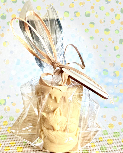 Sójová sviečka Zimná Lisička, výška 7,5 cm, ručne odlievaná sójová sviečka s roztomilou spiacou líštičkou, personalizovateľná gravírovaním na štítku