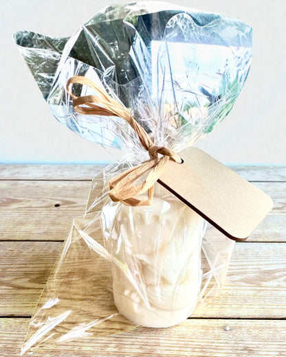 Sójová sviečka Zimná Lisička, výška 7,5 cm, ručne odlievaná sójová sviečka s roztomilou spiacou líštičkou, personalizovateľná gravírovaním na štítku