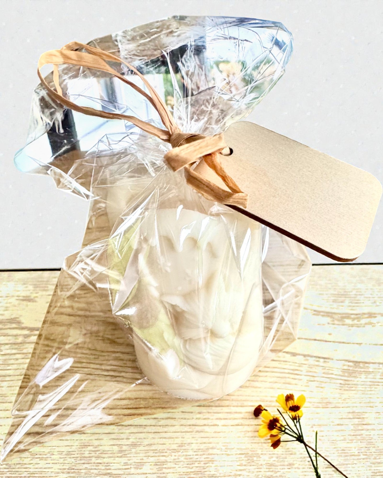 Sójová sviečka Zimná Lisička, výška 7,5 cm, ručne odlievaná sójová sviečka s roztomilou spiacou líštičkou, personalizovateľná gravírovaním na štítku