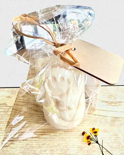 Sójová sviečka Zimná Lisička, výška 7,5 cm, ručne odlievaná sójová sviečka s roztomilou spiacou líštičkou, personalizovateľná gravírovaním na štítku