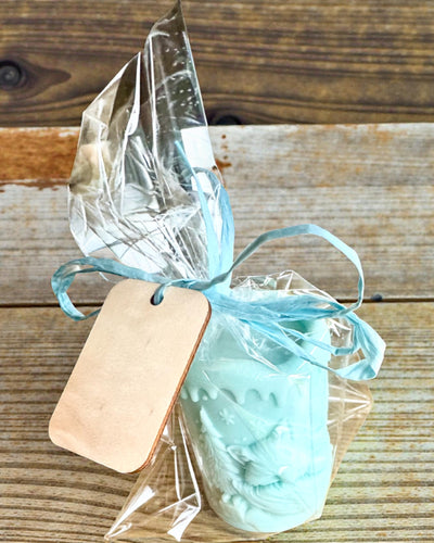 Sójová sviečka Zimná Lisička, výška 7,5 cm, ručne odlievaná sójová sviečka s roztomilou spiacou líštičkou, personalizovateľná gravírovaním na štítku