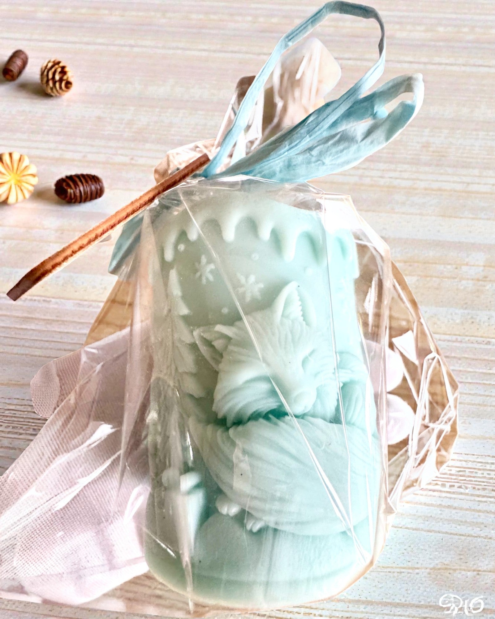 Sójová sviečka Zimná Lisička, výška 7,5 cm, ručne odlievaná sójová sviečka s roztomilou spiacou líštičkou, personalizovateľná gravírovaním na štítku