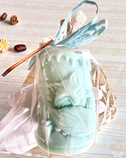 Sójová sviečka Zimná Lisička, výška 7,5 cm, ručne odlievaná sójová sviečka s roztomilou spiacou líštičkou, personalizovateľná gravírovaním na štítku