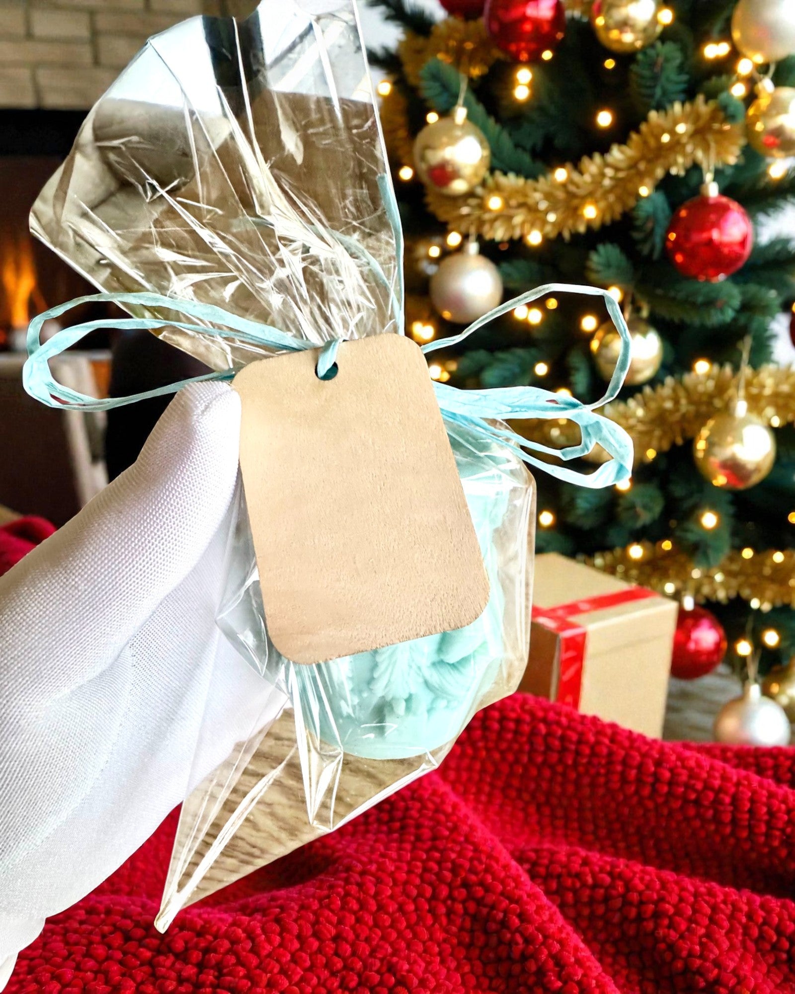 Sójová sviečka Zimná Lisička, výška 7,5 cm, ručne odlievaná sójová sviečka s roztomilou spiacou líštičkou, personalizovateľná gravírovaním na štítku