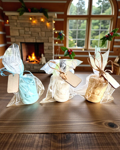 Sójová sviečka Zimná Lisička, výška 7,5 cm, ručne odlievaná sójová sviečka s roztomilou spiacou líštičkou, personalizovateľná gravírovaním na štítku