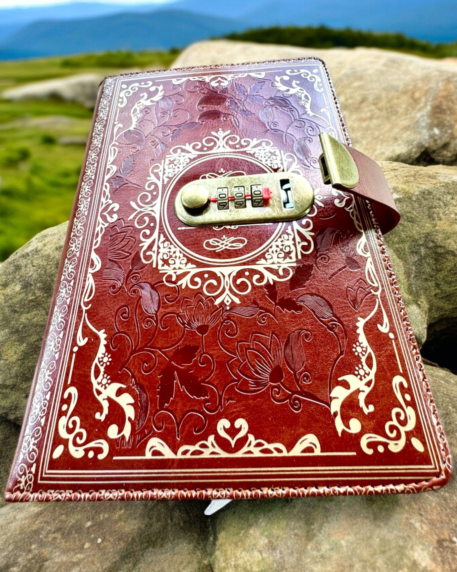 Exkluzívny Kožený Zápisník "Sekretnik" A5 s Kombinačným Zámkom - personalizácia gravírovaním