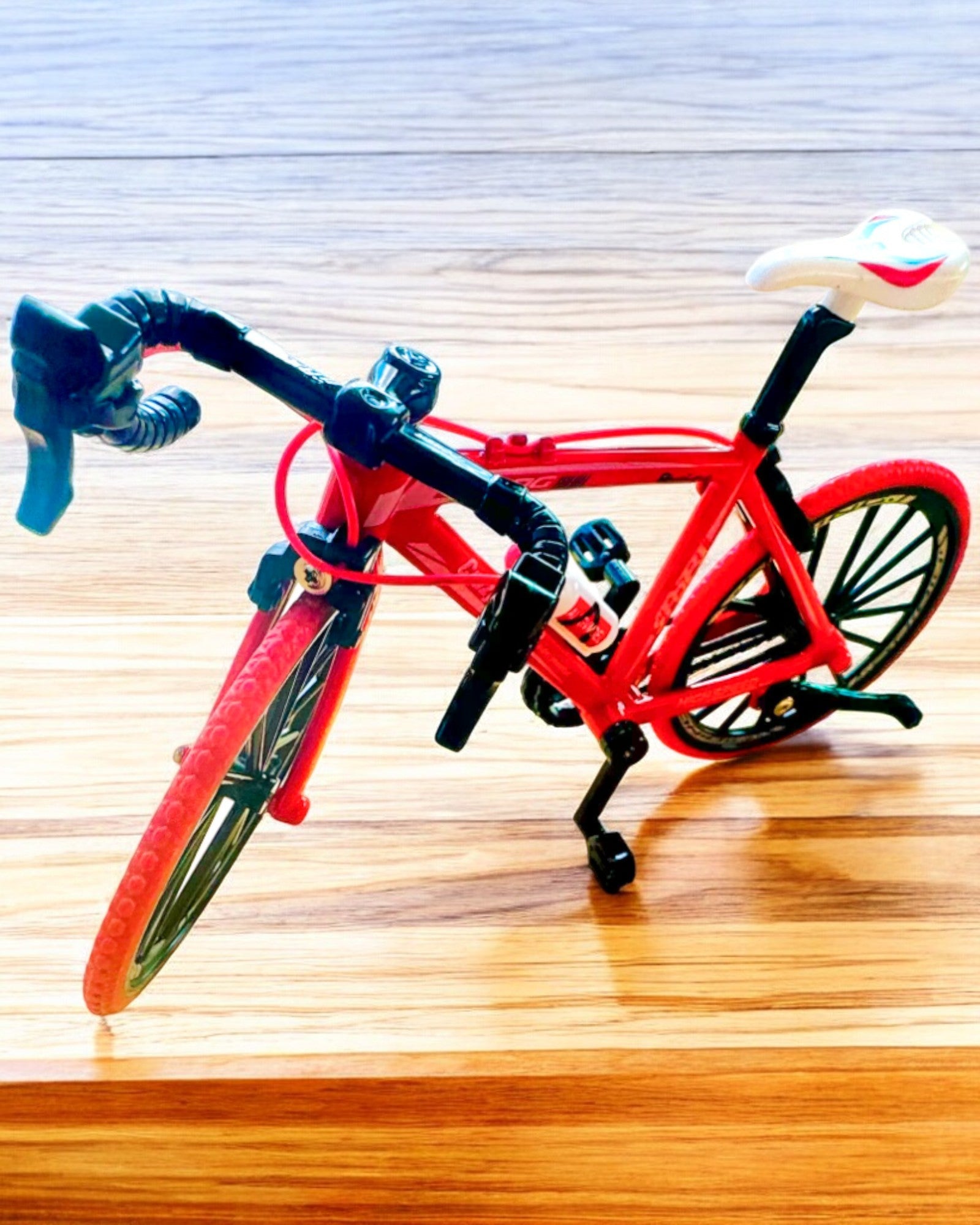 Miniatúrny Kovový Model Červeného Bicykla "SpeedMaster" personalizácia gravírovaním ako darček, 2 farebné varianty