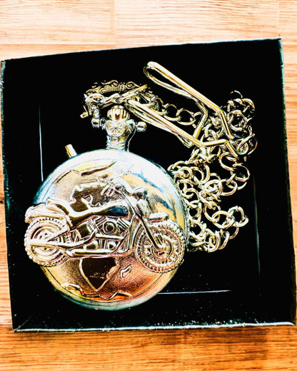 Vreckové hodinky „Motocyklový elegán 2“ – Gravírovanie na darček, 3 farebné varianty