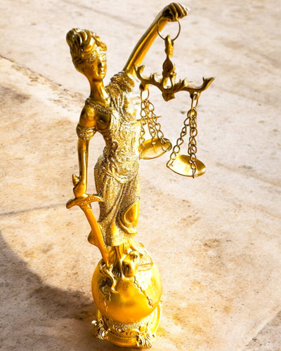 Soška Bohyne Spravodlivosti – Umelecká Dekorácia na Poličku, Remeslo z Živice, personalizácia gravírovaním