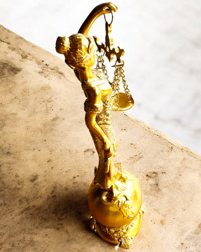 Soška Bohyne Spravodlivosti – Umelecká Dekorácia na Poličku, Remeslo z Živice, personalizácia gravírovaním