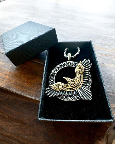Amulet Oceľového Sokola - Náhrdelník s gravírovaním, inšpirovaný keltským umením, na darček