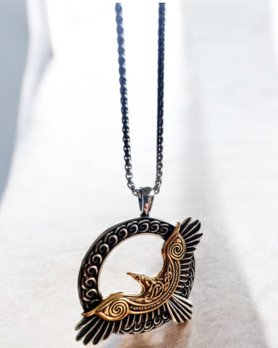 Amulet Oceľového Sokola - Náhrdelník s gravírovaním, inšpirovaný keltským umením, na darček