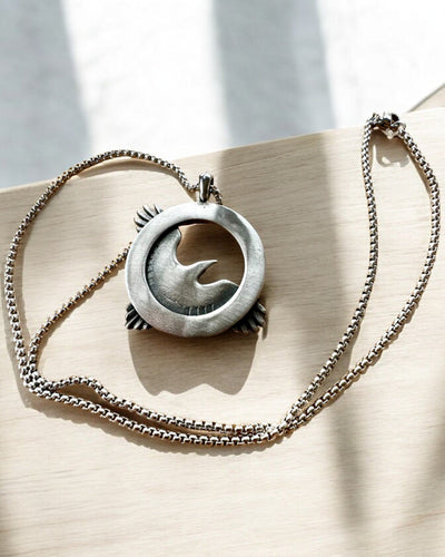 Amulet Oceľového Sokola - Náhrdelník s gravírovaním, inšpirovaný keltským umením, na darček